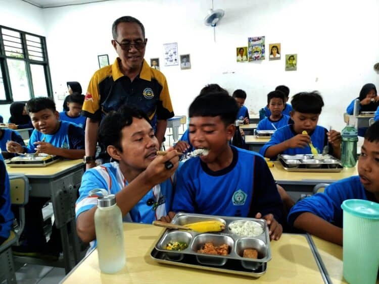Wakil Walikota Serang Nur Agis Aulia, saat melakukan monitoring pendistribusian MBG di SMPN 9 Kota Serang, Kamis (11/12/2025). (ISTIMEWA)