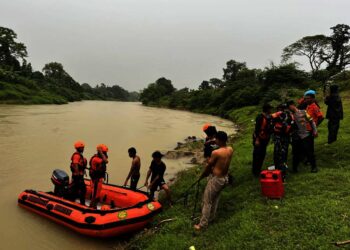 Tim SAR gabungan, melakukan pencarian bocah yang hilang di Sungai Ciujung. (ISTIMEWA)