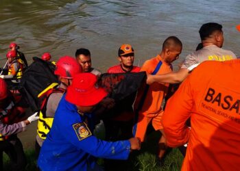Tim SAR gabungan, menemukan bocah yang tenggelam di Sungai Ciujung Kabupaten Serang, dalam keadaan meninggal dunia, Jumat (12/12/2025). (ISTIMEWA)