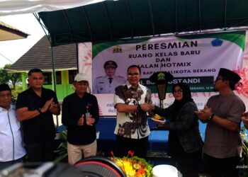 Walikota Serang Budi Rustandi, meresmikan tiga Ruang Kelas Baru (RKB) di Sekolah Dasar Negeri (SDN) Banten Indah Permai (BIP), Jumat (12/12/2025).  (ISTIMEWA)