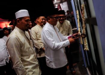 MERESMIKAN SPPG : Gubernur Banten Andra Soni (memotong pita) meresmikan SPPG Rancasumur, Kecamatan Kopo, Kabupaten Serang. (ISTIMEWA)