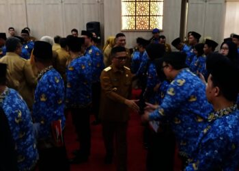 BERSALAMAN : Gubernur Banten Andra Soni memberikan ucapan selamat kepada P3K paruh waktu yang sudah menerima SK pengangkatan. (ADIB FAHRIE/SATELITNEWS.COM)