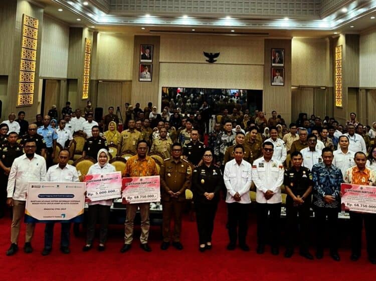 BERKOLABORASI – Wakil Bupati (Wabup) Pandeglang Iing Andri Supriadi, menghadiri Penandatanganan Kesepakatan Bersama antara Pemerintah Provinsi Banten dan Kejaksaan Tinggi (Kejati) Banten, tentang pengawalan dan pengamanan percepatan pembangunan Koperasi Desa/Kelurahan Merah Putih, sekaligus penyerahan bantuan CSR untuk Koperasi Merah Putih, yang berlangsung di Pendopo Gubernur Banten, Kota Serang, Senin (15/12/2025). (ISTIMEWA)