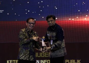 MENERIMA PIAGAM : Kepala Dinas Komunikasi, Informatika, Statistik, dan Persandian Provinsi Banten Beni Ismail (kiri) menerima piagam penghargaan Keterbukaan Informasi Publik. (ISTIMEWA)