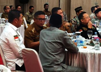BERBINCANG : Gubernur Banten Andra Soni, berbincang dengan Ketua DPRD Banten Fahmi Hakim. (ISTIMEWA)
