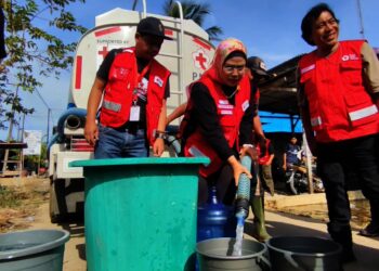 MENYIAPKAN AIR BERSIH : Ketua PMI Banten Ratu Tatu Chasanah, bersama anggota DPD RI Alfiansyah Bustami alias Komeng, menyiapkan air bersih untuk korban bencana alam di Sumatera. (ISTIMEWA)