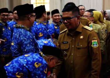 MENYALAMI PEGAWAI : Gubernur Banten Andra Soni menyalami pegawai yang baru dilantik sebagai P3K. Dalam waktu dekat, Andra Soni akan kembali melakukan rotasi dan mutasi. (DOKUMEN/SATELITNEWS.COM)