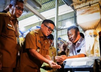 MEMERIKSA BERAS : Gubernur Banten Andra Soni, memeriksa beras disalah satu penggilingan padi di Kecamatan Ciruas, Kabupaten Serang. (ISTIMEWA)