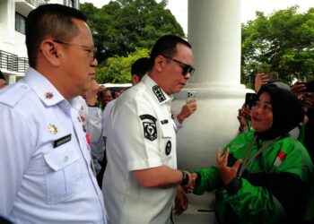 Walikota Serang Budi Rustandi, memberikan Paket Bansos kepada ratusan Ojol, Rabu (17/12/2025). (LUTHFI/SATELITNEWS.COM)