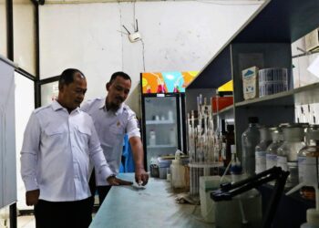 Wabup Serang Najib Hamas, tinjau Labolatorium DLH Kabupaten Serang, Rabu (17/12/2025). (ISTIMEWA)