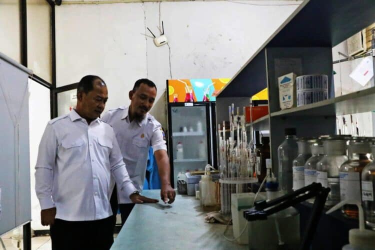 Wabup Serang Najib Hamas, tinjau Labolatorium DLH Kabupaten Serang, Rabu (17/12/2025). (ISTIMEWA)