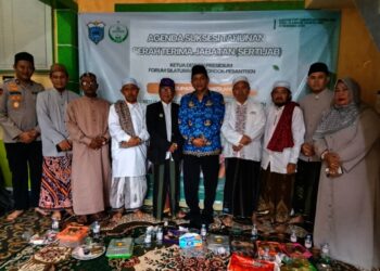 Jajaran kyai dan ulama FSPP, berfoto bersama dengan Asda 1 Setda Pandeglang, usai Sertijab. (ISTIMEWA)