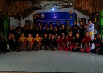 FOTO BERSAMA - Jajaran pengurus Sanggar Seni Wanda Banten, berfoto bersama usai menggelar pertunjukan di salah satu event bergengsi, beberapa waktu lalu. (ISTIMEWA)