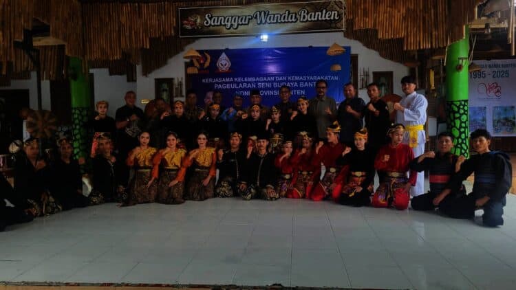 FOTO BERSAMA - Jajaran pengurus Sanggar Seni Wanda Banten, berfoto bersama usai menggelar pertunjukan di salah satu event bergengsi, beberapa waktu lalu. (ISTIMEWA)
