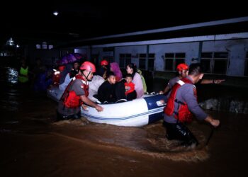 Personel Polda Banten terjunkan tim evakuasi korban banjir di Padarincang, Kabupaten Serang. Fokus evakuasi bagi warga prioritas seperti lansia, ibu hamil dan anak - anak atau Bayi Dibawah Lima Tahun (Balita), Kamis (18/12/2025) malam. (ISTIMEWA)