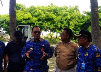 Walikota Serang Budi Rustandi, tinjau Sungai Cibanten. (ISTIMEWA)