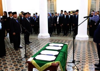 PELANTIKAN : Beberapa waktu lalu, Gubernur Banten Andra Soni melakukan pelantikan terhadap puluhan pejabat eselon dua. Rencananya, dalam waktu dekat pelantikan JPT Pratama, akan kembali dilakukan. (ISTIMEWA)