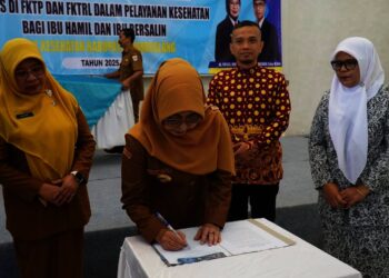 Bupati Pandeglang Raden Dewi Setiani, membuka acara Peningkatan Kapasitas Petugas di Fasilitas Kesehatan Tingkat Pertama (FKTP) dan Fasilitas Kesehatan Rujukan Tingkat Lanjutan (FKRTL), dalam pelayanan kesehatan bagi ibu hamil dan ibu menyusui, sekaligus menandatangani komitmen lintas sektor dalam menekan AKI dan AKB, Senin (22/12/2025). (ISTIMEWA)