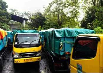 TRUK SAMPAH : Puluhan truk sampah parkir dikawawasan Serpong. (DOKUMEN/SATELITNEWS.COM)