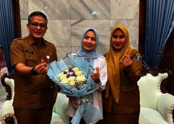 Bupati Serang Ratu Rahmatuzakiyah (tengah), berfoto bersama dengan jajarannya. (DOKUMEN/SATELITNEWS.COM)