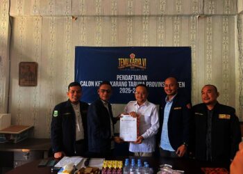 Yudi Budi Wibowo (kemeja putih), serahkan berkas pendaftaran sebagai Calon Ketua Karang Taruna Provinsi Banten, Jumat (26/12/2025). (ISTIMEWA)