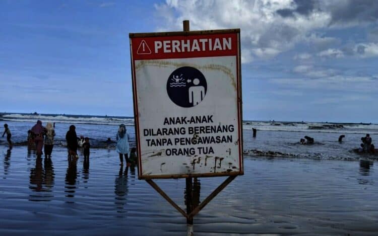 Pengunjung Pantai Bageudur Meningkat, Petugas Siaga Jaga Keselamatan
