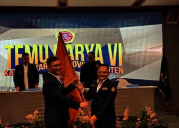 Ketua Karang Taruna Provinsi Banten periode 2020 – 2025 Andika Hazrumy (kiri), menyerahkan Pataka kepada Ketua Karang Taruna Provinsi Banten terpilih periode 2025 – 2030 Yudi Budi Wibowo (kanan). (ISTIMEWA)
