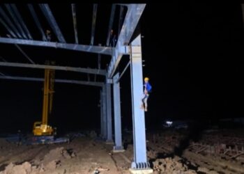 MEMBUAT AWNING : Sejumlah pekerja membuat awning ditanah Rawa Pasarauat atau aset Pemprov Banten yang masih dalam sengketa. (ISTIMEWA)