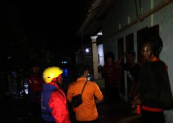 Debit air Sungai Cikalumpang Kecamatan Padarincang, Kabupaten Serang, naik, akibat intensitas hujan tinggi. Kemudian menggenang ke permukiman warga, serta menyebabkan seorang warga yang sedang sakit stroke terbaring seorang diri di rumahnya, akhirnya meninggal dunia. (ISTIMEWA)