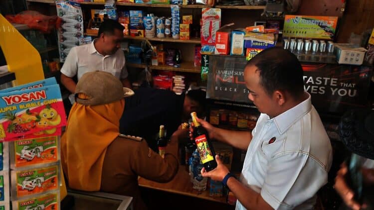 Sejumlah warung kelontong dan pedagang dadakan, yang diduga menjual barang-barang terlarang, didatangi oleh Muspika Kecamatan Pamarayan, dalam rangka Operasi Cipta Kondisi (Cipkon) gabungan, Senin (29/12/2025). (ISTIMEWA)