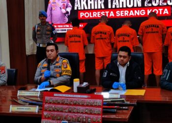Kapolresta Serang Kota Kombes Yudha Satria, menyampaikan capaian kinerja sepanjang tahun 2025, Senin (29/12/2025). (LUTHFI/SATELITNEWS.COM)