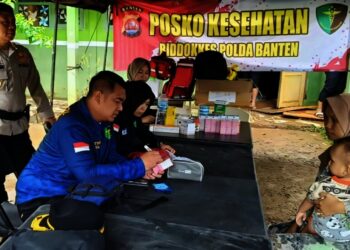 MEMERIKSA KESEHATAN : Seorang warga Padarincang mendatangi Posko Kesehatan untuk memeriksa kesehatan setelah terjadi banjir. (ISTIMEWA)