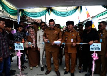 PERESMIAN – Walikota Serang Budi Rustandi, meresmikan betonisasi jalan poros Kampung Sadik menuju Simangu, Kelurahan Pageragung, Kecamatan Walantaka, Selasa (30/12/2025). (ISTIMEWA)
