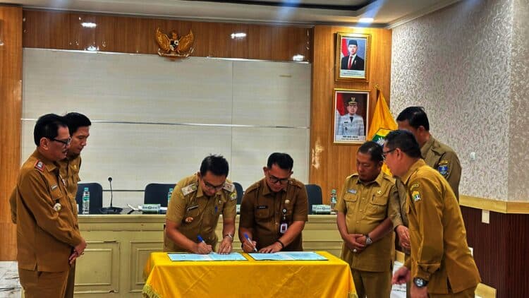 PENANDATANGANAN - Pemkot dan Pemkab Serang, resmi menandatangani Perjanjian Kerjasama (PKS) Pemanfaatan Tempat Pemrosesan Akhir Sampah (PTPAS) Cilowong, yang ditandatangani oleh Sekda masing-masing daerah, di aula Setda Kota Serang, Selasa (30/12/2025). (LUTHFI/SATELITNEWS.COM)