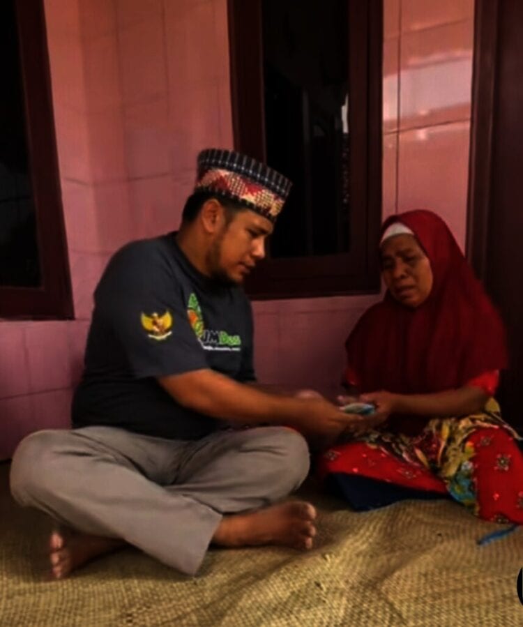 Kades Bandung, Kecamatan Banjar, Kabupaten Pandeglang, Wahyu Kusnadihardja (kiri), serahkan uang duka kepada warganya, yang bersumber dari Pendapatan Asli Desa (PADes). (DOKUMEN/SATELITNEWS.COM)