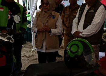 Bupati Pandeglang Raden Dewi Setiani, didampingi Ketua Baznas Pandeglang Pery Hasanuddin dan Asda 1 Setda Doni Hermawan serta Staf Ahli Bupati Puji Widodo, meninjau pelaksanaan Gebyar Service dan Ganti Oli Motor Gratis, di halaman Baznas Pandeglang, Selasa (2/12/2025). (MARDIANA/SATELITNEWS.COM)
