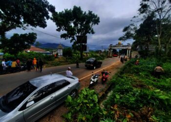 Seluruh Pihak di Carita Pandeglang Bersatu Bersihkan Tugu Perbatasan. (ISTIMEWA)