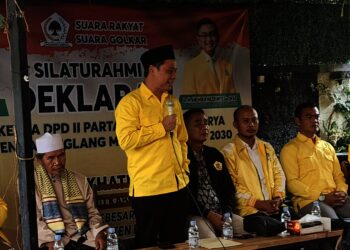 SAMBUTAN - Calon Ketua DPD II Partai Golkar Kabupaten Pandeglang, Tb. A. Khatibul Umam, menyampaikan sambutan, Senin (8/12/2025). (MARDIANA/SATELITNEWS.COM)