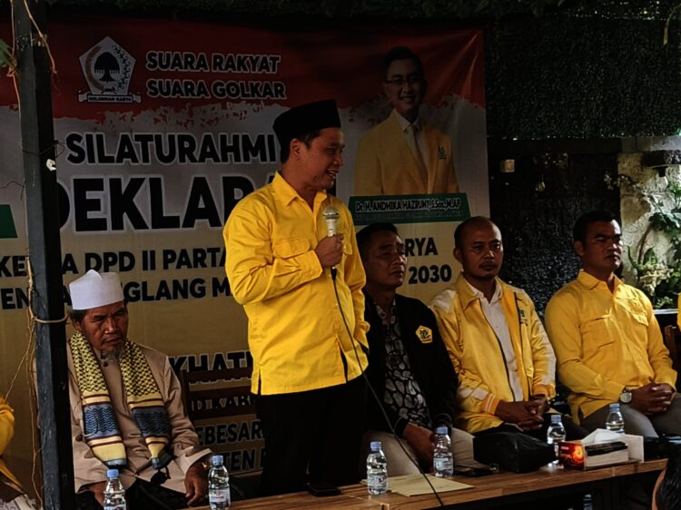 SAMBUTAN - Calon Ketua DPD II Partai Golkar Kabupaten Pandeglang, Tb. A. Khatibul Umam, menyampaikan sambutan, Senin (8/12/2025). (MARDIANA/SATELITNEWS.COM)