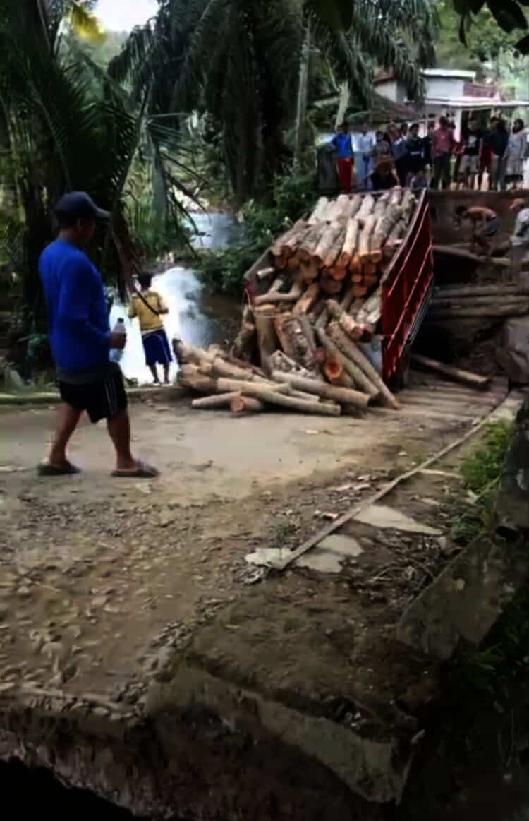 JEMBATAN AMBRUK - Jembatan Pasirnangka, Desa Kramatjaya, Kecamatan Cimanggu, Kabupaten Pandeglang, ambruk, akibat kondisinya yang sudah lapuk dimakan usia. (ISTIMEWA)