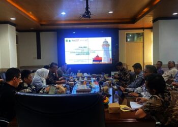 RAPAT EVALUASI : Pegawai BPKAD Banten tim anggaran Pemkab Lebak dan Pemkab Tangerang rapat evaluasi pembahasan APBD 2026 di BPKAD Banten. (ISTIMEWA)