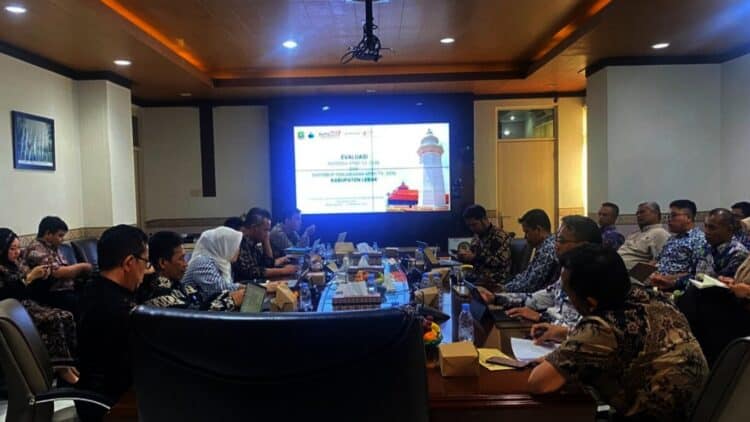 RAPAT EVALUASI : Pegawai BPKAD Banten tim anggaran Pemkab Lebak dan Pemkab Tangerang rapat evaluasi pembahasan APBD 2026 di BPKAD Banten. (ISTIMEWA)