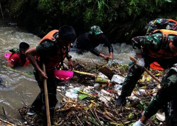 BERSIH-BERSIH SUNGAI - Komunitas Peduli Sungai Banten (KPSB), bersih - bersih sampah di aliran Sungai Cibanten, beberapa waktu lalu. (DOKUMEN/SATELITNEWS.COM)