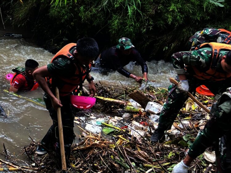 BERSIH-BERSIH SUNGAI - Komunitas Peduli Sungai Banten (KPSB), bersih - bersih sampah di aliran Sungai Cibanten, beberapa waktu lalu. (DOKUMEN/SATELITNEWS.COM)