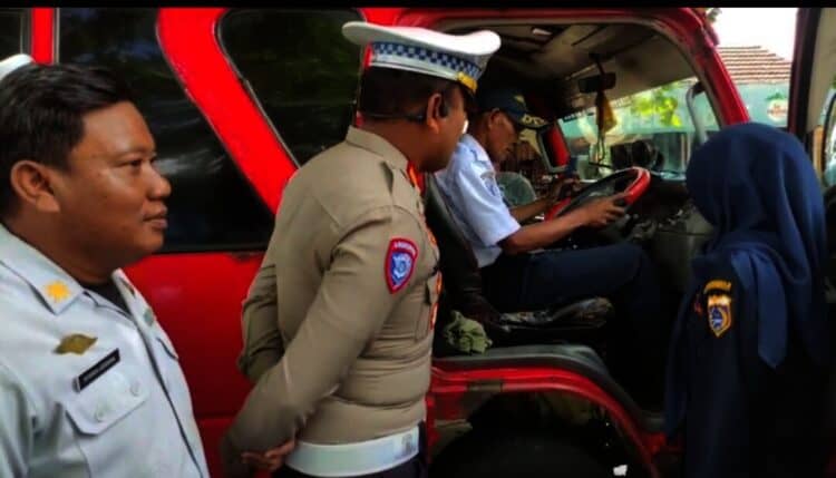 Petugas gabungan, melakukan pengecekan kendaraan bermotor di Terminal Kadubanen, Kabupaten Pandeglang, Selasa (16/12/2025). (ISTIMEWA)
