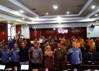 FOTO BERSAMA - Bupati Pandeglang Raden Dewi Setiani, berfoto bersama dengan jajaran pegawai di lingkungan Pemkab Pandeglang, usai menghadiri Rapat Tim Koordinasi SPBE Kabupaten Pandeglang, di ruang rapat Badan Pengelolaan Keuangan Daerah (BPKD), Selasa (16/12/2025). (ISTIMEWA)