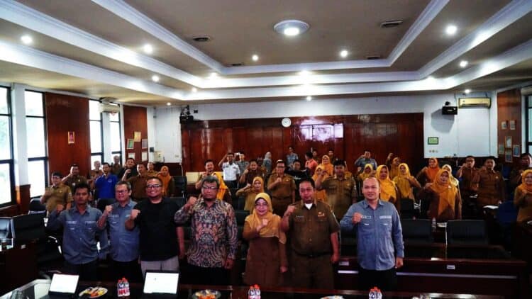 FOTO BERSAMA - Bupati Pandeglang Raden Dewi Setiani, berfoto bersama dengan jajaran pegawai di lingkungan Pemkab Pandeglang, usai menghadiri Rapat Tim Koordinasi SPBE Kabupaten Pandeglang, di ruang rapat Badan Pengelolaan Keuangan Daerah (BPKD), Selasa (16/12/2025). (ISTIMEWA)