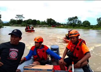 Kades Idaman, Kecamatan Patia, Kabupaten Pandeglang, Ilman, dan beberapa petugas sedang patroli titik banjir di wilayahnya, Jumat (19/12/2025). (ISTIMEWA)