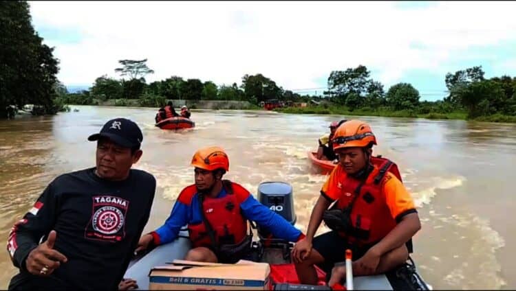 Kades Idaman, Kecamatan Patia, Kabupaten Pandeglang, Ilman, dan beberapa petugas sedang patroli titik banjir di wilayahnya, Jumat (19/12/2025). (ISTIMEWA)