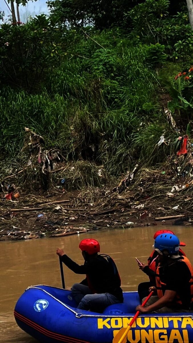 MINIM VEGETASI - Sebanyak 10 titik sepanjang jalur Daerah Aliran Sungai (DAS) Cibanten, dari Kidemang-Kenari, Kota Serang mengalami abrasi. Abrasi terjadi karena, sepanjang sepadan sungai tersebut minim vegetasi tumbuhan, ditambah lagi adanya sedimentasi. (ISTIMEWA)